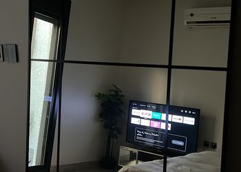 استديو بسرير مريح وتصميم هادئ 