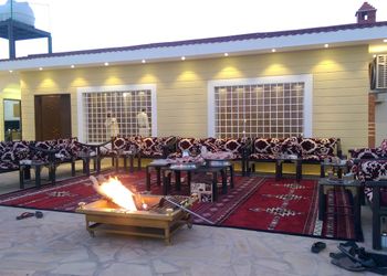 استراحة بمسطح اخضر وجلسه خارجيه