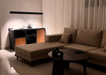 شقة بصالة مريحة وتصميم هادئ 