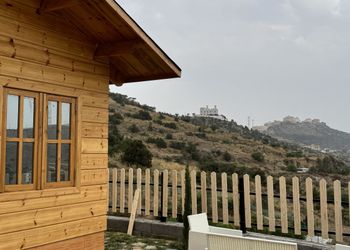 كوخ بصالة جلوس وأجواء ريفية