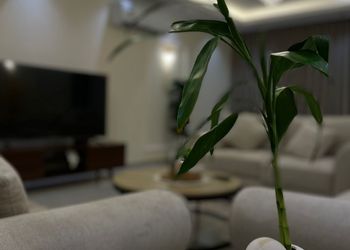 شقة بصالة مريحة وغرفتين نوم 