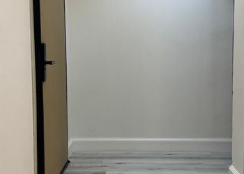 شقة بغرفة نوم وغرفة جلوس وفناء