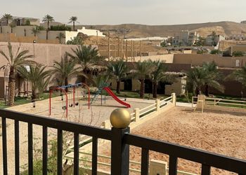 مزرعة بجلسة خارجية واسطبل خيل