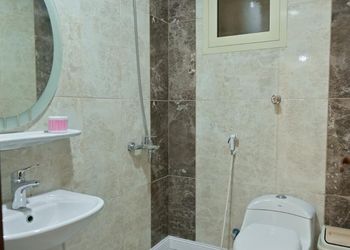 شقة انيقة بصالة وثلاث غرف نوم 