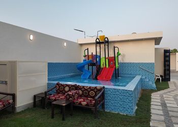 شاليه بمسبح وجلسة خارجية 
