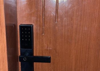 شقة بصالة وغرفتين نوم وبأثاث مريح
