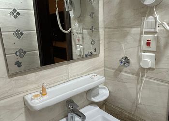 شقة بغرفة معيشة وغرفتين نوم 