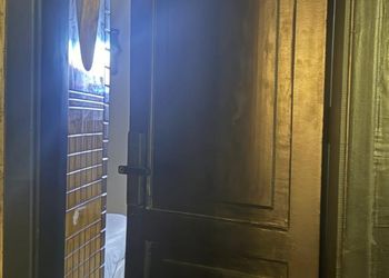 استديو بأثاث مريح وبسيط 