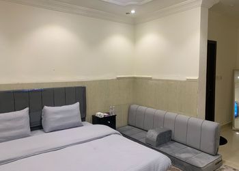 استديو بأثاث مريح وبسيط 