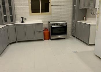 شاليه بجلسة تطل على مسبح خارجي 