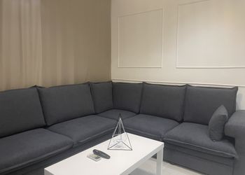 غرفة بأثاث مريح وبسيط 