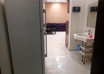 شاليه بجلسة تطل على مسبح خارجي 