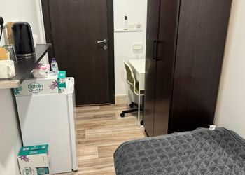 غرفة بسرير مريح وأثاث بسيط