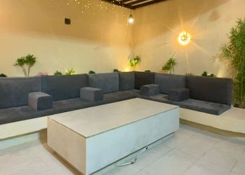 شاليه بجلسة تطل على مسبح خارجي 