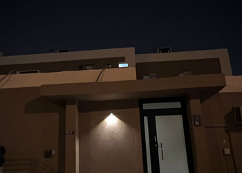 غرفة بسرير ماستر  و دورة مياة