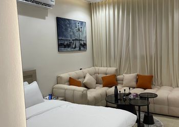 استديو بسرير ماستر وجلسة جانبية