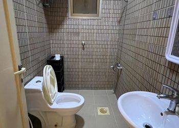 شقة بصالة مريحة وغرفتين نوم 