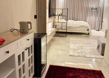 استديو بأثاث مريح وبسيط 