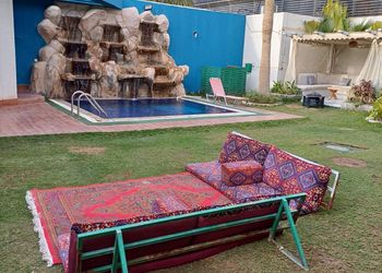 شاليه بجلسة خارجيه ومسطح اخضر في قرطبه