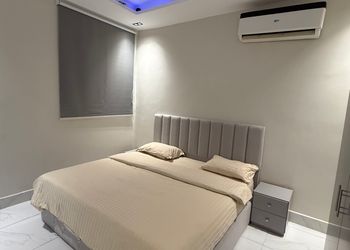 شاليه بجلسة تطل على مسبح خارجي 