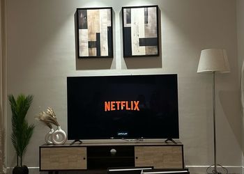شقة بصالة أنيقة ودخول ذاتي