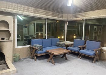 استراحة بجلسة مطلة على مسبح 