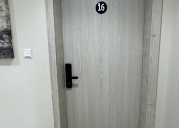 شقة بصالة وغرفة نوم وبأثاث بسيط