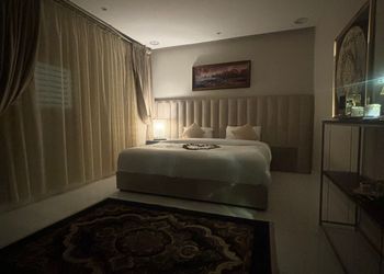شقة بصالة وغرفة نوم بأثاث مريح