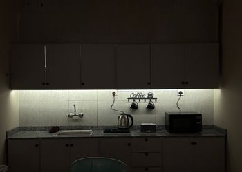 شقة بصالة جلوس وتصميم هادئ 