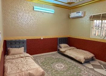دور بثلاث غرف نوم ومجالس  