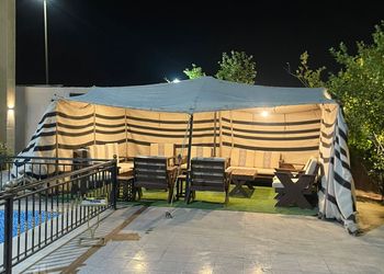 شاليه بمسبح خارجي وجلسة خارجية