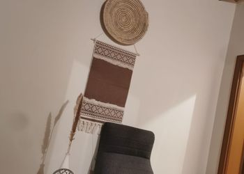 استديو بأثاث مريح وبسيط 