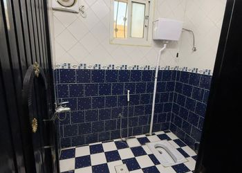 شاليه بجلسة مطلة على مسبح 