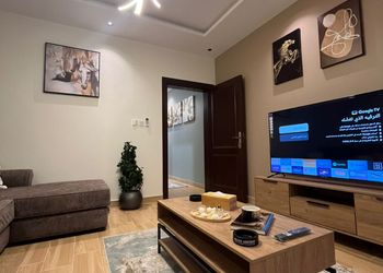 شقة بصالة أنيقة ودخول ذاتي 