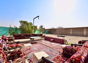 استراحة بجلسة خارجية ومسطح اخضر