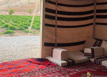 مزرعة بمسطح اخضر وجلسة