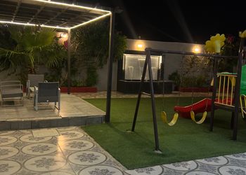 شاليه بألعاب أطفال وجلسة خارجية 