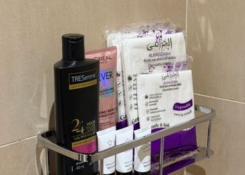 شقة بصالة وثلاث غرف نوم 