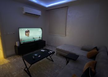 شقة بغرفة معيشة وغرفة نوم 
