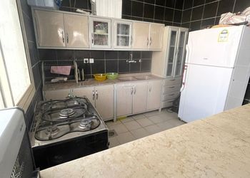 شاليه بجلسة تطل على مسبح خارجي 