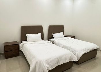 شقة بغرفة معيشة وغرفتين نوم 