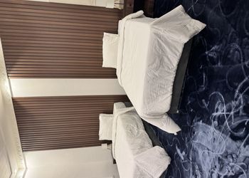 استديو بأثاث مريح وبسيط 