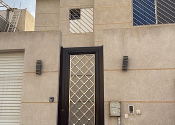 استديو بسرير ماستر وجلسة جانبية