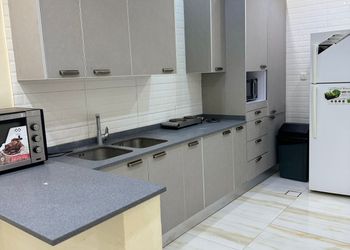 شاليه بجلسة خارجية ومسطح اخضر