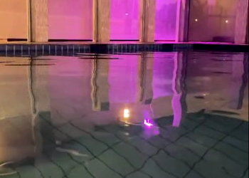 استراحة بجلسات خارجية ومسبح 