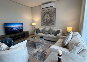 شقة بصالة وثلاث غرف نوم