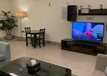 شقة بصالة وغرفتين نوم وبأثاث مريح