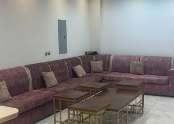 شاليه بجلسة تطل على مسبح خارجي 