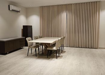 مزرعة بمسطح اخضر وجلسة خارجية