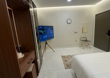 استديو بأثاث مريح وبسيط 